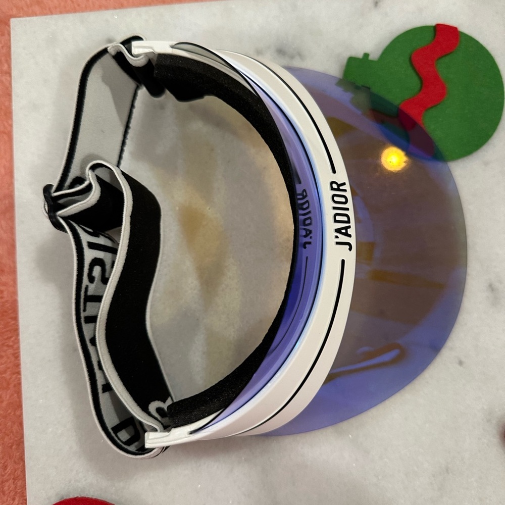 The blue mirror visor protects against UVA and UVB rays.